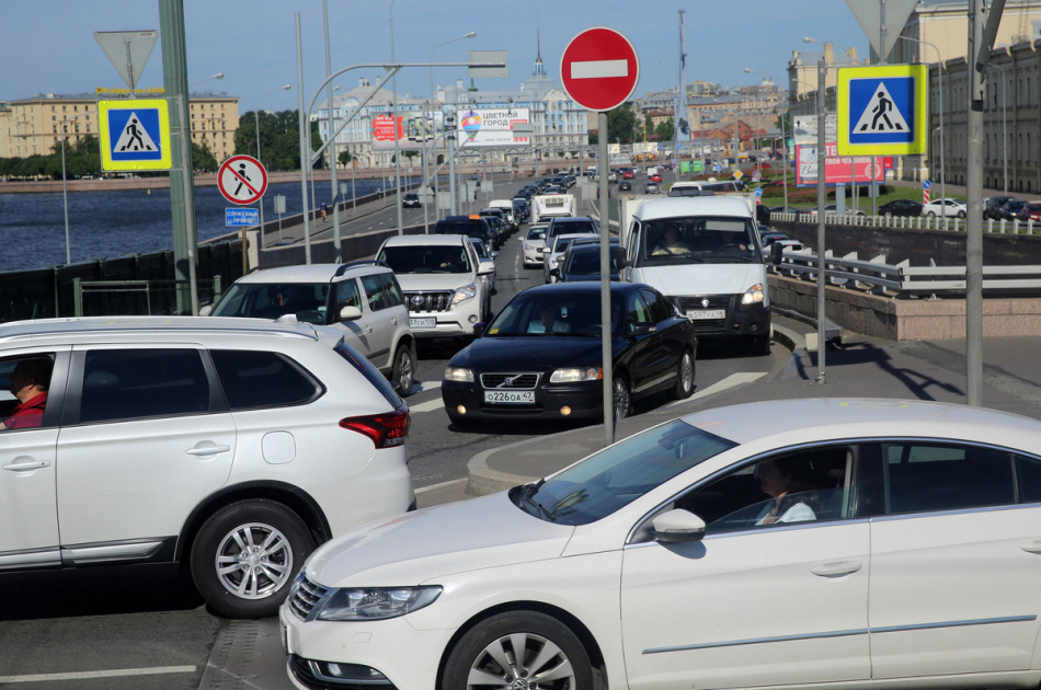 Серьёзные пробки сковали дороги Петербурга утром в понедельник